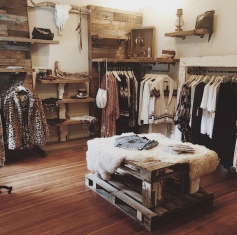 Western Retail Display Ideas, Western Boutique Display Ideas, Western Store Display Ideas, Rustic Boutique Ideas, Clothing Display Ideas Boutiques, Western Boutique Display, Boho Boutique Decor, Small Boutique Interior Design Ideas, Seattle Shopping