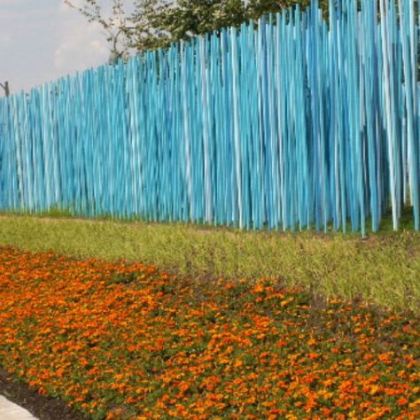 Painted sticks garden Stick Pathway, Stick Fence Diy Branches Wood, Painting On Bamboo Sticks, Garden Stick, Bamboo Projects, Garden Redesign, Bamboo Fencing, Paint Stir Sticks, Garden Mirrors