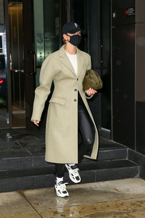 Hailey Baldwin Bieber was spotted in New York wearing a Beige Coat from Bottega Veneta ($3,560), Black The High Waisted Vamp Pants from Mother ($218), an Espace Kitten Sweater from Sunday Best ($78), 992 Studio FY7 Shoes from New Balance ($398), a Green The Pouch from Bottega Veneta ($2,700) and Gold Claira Hoop Earrings from Aureum ($188). To shop this look or buy this outfit on a budget, click the theninesfashion.com link. #HaileyBaldwinBieber #NewYork Hailey Baldwin Street Style, Hayley Bieber, Kitten Sweater, Daily Uniform, Hailey Baldwin Style, Hailey Bieber Style, Hailey Rhode Baldwin, Fall Chic, Hailey Rhode