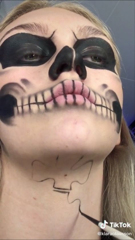 Skeleton Makeup Neck, Skeleton Neck Makeup, Halloween Beauty Makeup, Frankenstein Makeup, Halloween Skeleton Makeup, Creepy Halloween Makeup, Halloween Beauty, Skeleton Makeup, Halloween Makeup Pretty