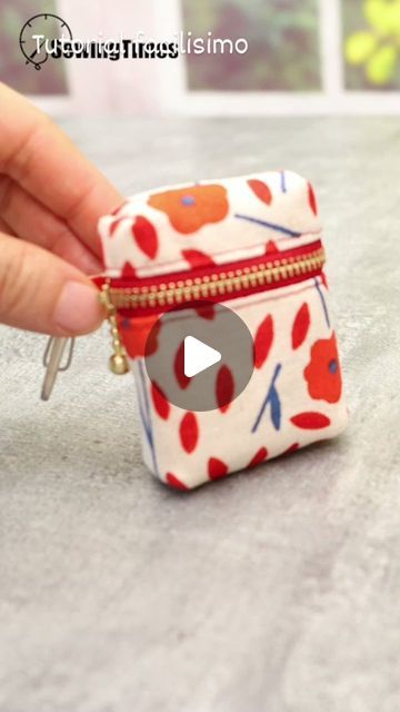 Dompet Koin Diy, Mini Zipper Pouch, Purse Sewing, Sewing Easy, Ornaments Homemade, Pouch Diy, Fabric Christmas Ornaments Diy, Sewing Machine Projects, Sewing Easy Diy