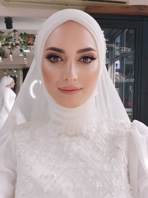 Hijab Makeup Look Wedding, Wedding Makeup Hijab, Hijab Do Wedding, Malaysian Bride, Malaysian Makeup, Nikah Makeup, Muslim Wedding Dress Hijab Bride, Malaysian Wedding, Malay Wedding Dress