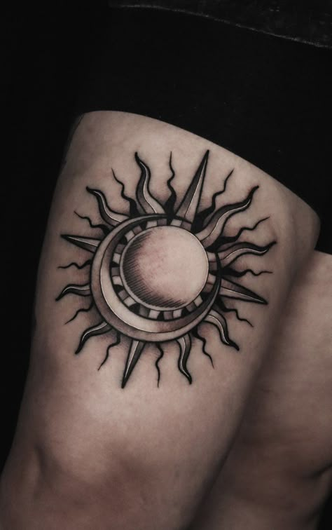 Sun Tattoo Men, Evan Tattoo, Eclipse Tattoo, Luna Tattoo, Moon Sun Tattoo, Artsy Tattoos, Chest Tattoo Ideas, Sun Tattoo Designs, Palm Tattoos