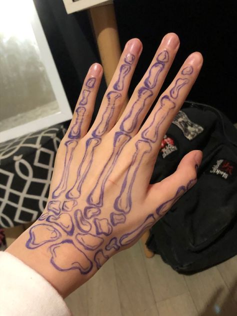 Doodles To Draw On Ur Hand, Sharpie Skin Doodles, Drawings On Arms Sharpie, Marker Hand Tattoos, Scelotin Hand Drawing, Skeleton Hand Drawing Reference, Things To Draw On Ur Hand, Drawings On Skin, Drawing On Myself