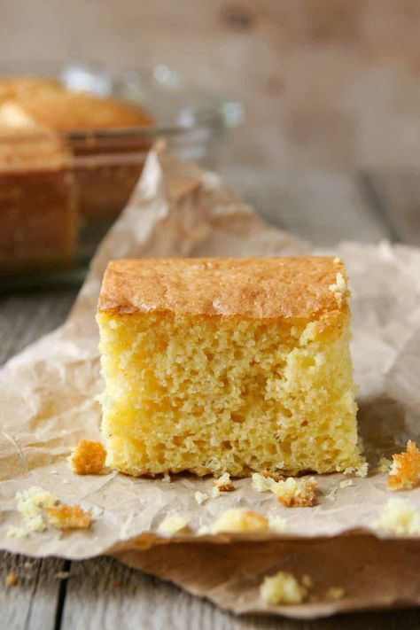 A knock-off from a popular restaurant chain, this Boston Market Cornbread will satisfy any sweet cornbread lovers. Corn Bread Gluten Free, Boston Market Cornbread, Cornbread Honey, Baked Bread Recipes, Sweet Corn Bread, Cassava Recipes, Cornmeal Polenta, Bread With Honey, Jalapeno Cheese Bread