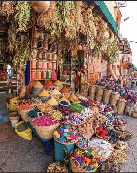 Bathrooms Decorations, Bathroom Shelving Ideas, Interior Design Ideas Bathroom, Decorate Bathroom, Morocco Aesthetic, Red City, Marrakech Travel, Bathrooms Design, Moroccan Beauty