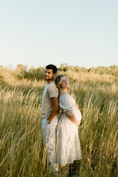 Maternity Shoot Outdoor Ideas, Maternity Photoshoot In Nature, Short Maternity Dress Photo Shoot, Maternity Photography Park Ideas, Poses For Pregnant Couples, Grass Maternity Photos, Summer Field Maternity Pictures, Maternity Tulip Field, Pregnant Nature Photoshoot