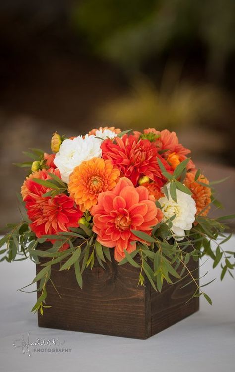 Dahlia Centerpiece Wedding, Box Wedding Centerpieces, Orange Wedding Bouquet, Orange Wedding Colors, Dahlias Wedding, Fall Centerpieces, Orange Wedding Flowers, Yellow Wedding Flowers, Spring Centerpiece