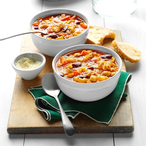 Olive Garden Minestrone Soup, Italian Soup Recipes, Pasta Fagioli Soup, Fagioli Soup, Minestrone Soup Recipe, Soups And Chowders, Soup Chowder, Pasta Fagioli, Taste Of Home Recipes