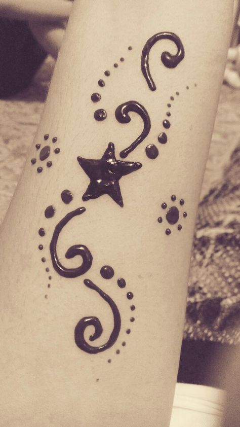 Henna Designs Y2k, Simple Leg Henna, Cute Easy Henna Designs, Y2k Henna, Little Henna Designs, Hippie Henna Designs, Henna Designs Kids, Henna Chest, Tattoos Y2k