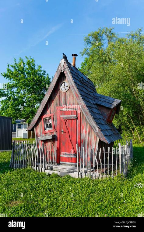 easy crooked house - Google Search Crooked House, Cabin, House Styles, Home Decor, Home Décor