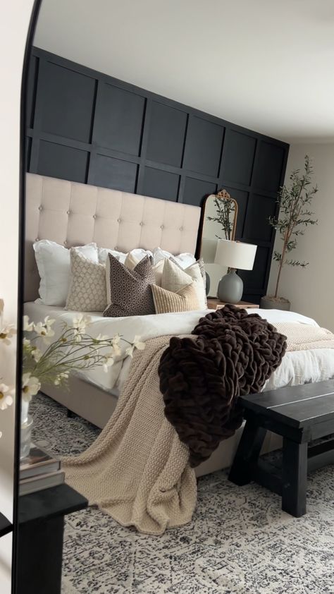 Mocha Room Bedrooms, Black Cream Bedroom Ideas, German Bedroom, Mocha Bedroom, Dope Rooms, Bed Peace, Cream Bedroom Ideas, Guest Bedroom Design, Cozy Fall Bedroom