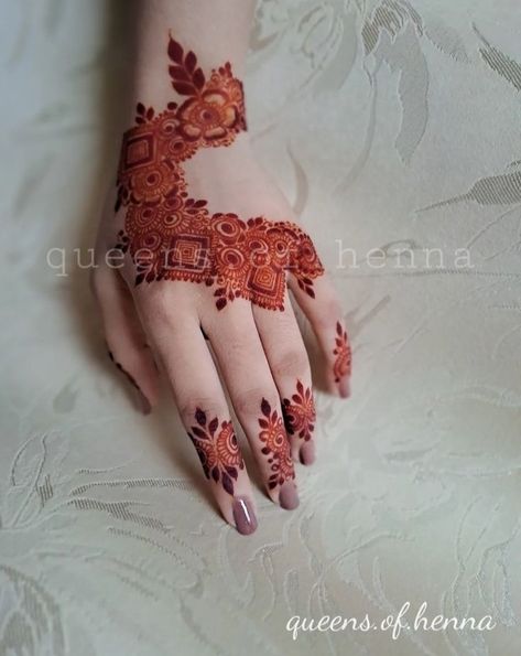 Back Design Mehndi Simple, Henna Back Hand, Mehndi Art Designs Back Hand, Finger Henna Designs, Latest Henna Designs, Rose Mehndi Designs, Very Simple Mehndi Designs, Simple Mehndi Designs Fingers, Engagement Mehndi Designs