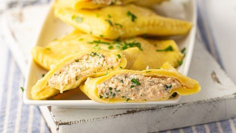 If you love crab, then you're going to want to give this decadent crab ravioli recipe a try. Crab Meat Ravioli, Crab Ravioli Recipe, Filling For Ravioli, Crab Boil Recipe, Homemade Crab Rangoon, Crab Ravioli, Crab Pasta, Ravioli Pasta, Ravioli Recipe