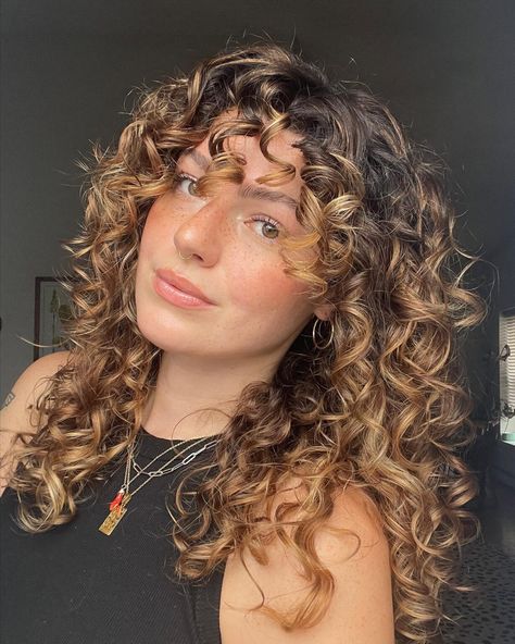 Curly Hair Cut Haircut Ideas For Curly Hair, Ideas For Curly Hair, Butterfly Haircut, Natural Curly Hair Cuts, Highlights Curly Hair, Hair Milk, Shaggy Haircuts, Curly Hair Photos, Blonde Curls