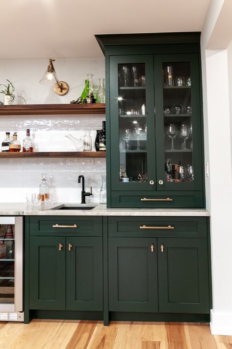 Green Kitchen Cupboards, Benjamin Moore Kitchen, Moody Kitchen, Dark Green Kitchen, Green Kitchen Cabinets, Home Decor Aesthetic, Home Design Inspiration, Aesthetic Home Decor, Green Cabinets