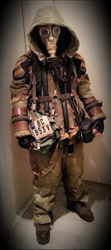 Post-apo LARP costume. Made by Larpworks. Scrappunk Fashion, Fallout Outfits Post Apocalyptic, Apocolapyse Outfits, Stalker Outfit, Apocalypse Punk, Wasteland Aesthetic, Apocalypse Cosplay, Apocalypse Costume, Apocalypse Outfit