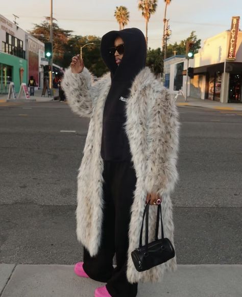 Coat Fur Outfit, New York Street Fashion Winter, Outfit Ideas Fur Coat, Long Fur Coat Outfit Street Style, Brunch Winter Outfit Black Woman, Fur Lined Coat Outfit, Nyc Winter Outfits Black Women, Big Fur Coat Outfit, Fur Coats Aesthetic