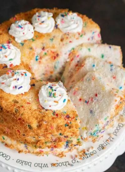 The Best Cake Recipes - The Best Cake Recipes {Cakes for All Occasions} Angel Food Cake From Scratch, Fat Cakes Recipe, Angelfood Cake, Angel Food Cake Recipes, Low Fat Cake, Cake Funfetti, Angel Food Cake Desserts, Angel Food Cakes, Sprinkles Birthday Cake