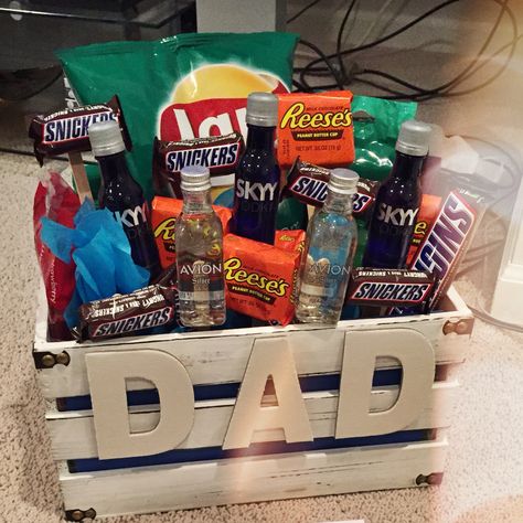 Dad birthday gift box Dad Birthday Basket Ideas, Brother Gift Ideas Birthday, Dad Gift Ideas Birthday, Bday Gifts For Dad, Gift Basket For Dad, Dad Gift Basket, Birthday Ideas For Dad, Dad Birthday Gift Ideas, Dad Gifts Basket