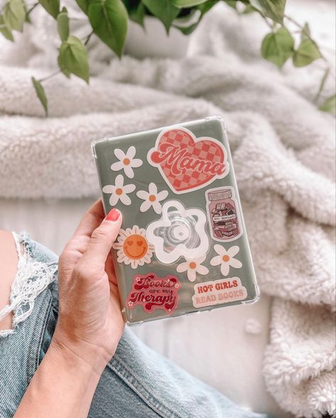 Kindle Paper White Aesthetic, Cute Kindle Aesthetic, Kindle Paperwhite Decoration, Kindle With Stickers, Kindle Sticker Case, Cute Kindle Case, Kindle Decoration Ideas, Kindle Aesthetic Case Sticker, Kindle Sticker Aesthetic