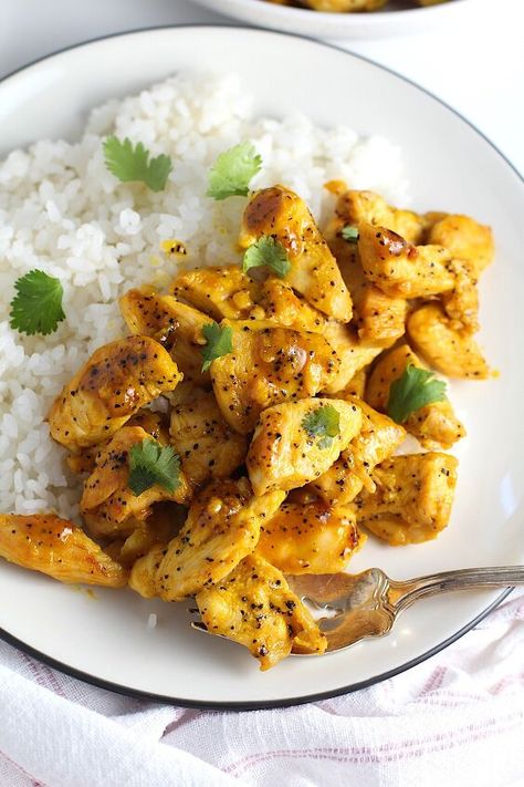 This Honey Lemon Pepper Chicken is such a simple recipe, but tastes so amazing! It's a great way to uses pantry ingredients in a new way for a quick dinner or appetizer.  Honey Lemon Pepper Chicken bites are a recipe that I came up with using typical Brazilian ingredients from my pantry. It's super simple for a weeknight dinner or a perfect appetizer for a party or game day. It requires only 15 minutes to prepare and 10 minutes cooking time. But, the flavor is wonderfully complex wit… Lemon Pepper Chicken Bites, Honey Lemon Pepper Chicken, Chicken Bits, Lemon Pepper Chicken Breast, Chicken And Sauce, Chicken Bites Recipe, Chicken Bites Recipes, Asian Appetizers, Brown Sugar Chicken