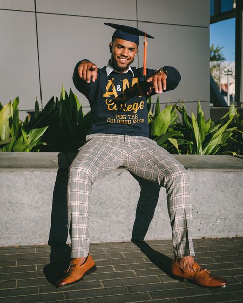 Black Male College Graduation Pictures, Black Men Graduation Outfits, Graduation Men Photoshoot, Grad Photoshoot Ideas High Schools Guys, Black Boy Graduation Pictures, Hbcu Graduation Pictures Men, Graduation Pictures Ideas For Guys, Black Men Graduation Pictures College, College Graduation Picture Ideas For Guys