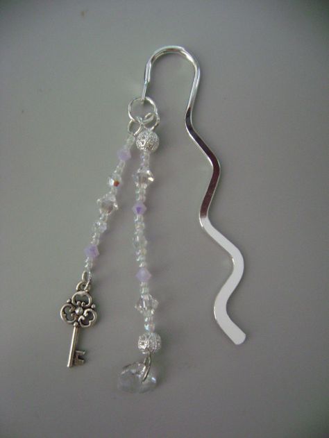 Beaded Bookmarks Diy Tutorials, Bookmark With Beads Diy, Diy Wire Bookmark, Wire Bookmarks Diy, Wire Bookmarks How To Make, Hook Bookmarks, Bead Bookmarks, Metal Bookmarks Diy, Bookmark Charm