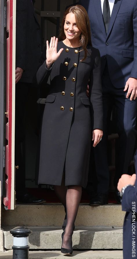 Kate Middleton Black Outfit, Kate Middleton Coat Dress, Kate Middleton Black Dress, Black Dress With Coat, Kate Middleton Blazer, Coat Kate Middleton, Coat Dresses For Women, Kate Middleton Black, Kate Middleton Coat