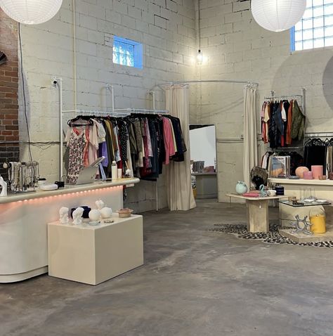 Retail Store Design Clothing, Clothing Store Interior Design Ideas, Aesthetic Clothing Store Interior, Aesthetic Stores Interior, Vintage Thrift Store Aesthetic, Small Clothing Store, Vintage Boutique Interior, Retail Aesthetic, Thrift Business