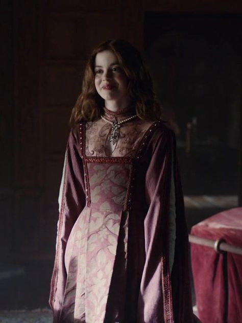 Charlotte Hope as Catherine of Aragon Charlotte Hope The Spanish Princess, Marseille Fashion, Charlotte Hope, The Spanish Princess, Historical Hairstyles, Fiery Red Hair, Spanish Princess, Medieval Woman, Hollywood Costume