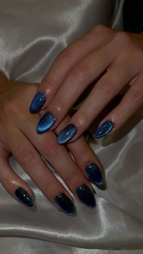 Nail Cateye Design, Cateyes Nails Fall, Glitter Cateye Nails, Subtle Cat Eye Nails, Cat Eye Space Nails, Nail Ideas Magnetic, Nails With Magnetic Polish, Cateye Glitter Nails, Magnet Nail Designs