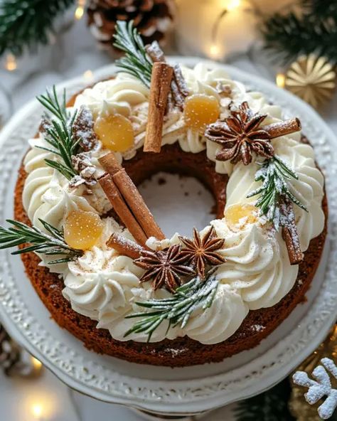 Spiced Gingerbread Wreath Cake, Christmas Food Wreath Ideas, Wreath Dessert Christmas, Christmas Baking Ideas Cake, Warm Gingerbread Cake, Xmas Baking Recipes, Elegant Christmas Desserts, Christmas Wreath Dessert, Christmas Wreath Cake