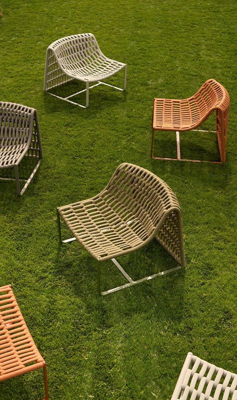 Live the freedom of your outdoor space: it is finally yours without compromising on style, design and price. Minimalist Outdoor Furniture, Outdoor Chairs Design, Art Deco Garden, Garden Lounge Chairs, Upholstery Armchair, Outdoor Loungers, Outdoor Designs, Outdoor Living Furniture, Italian Heritage