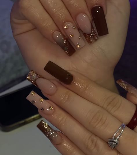 Brown Acrylics With Design, Latina Acrylic Nails Brown, Pretty Nails For Fall Acrylic, Fall Long Nails Acrylic, Brown Prom Nails Acrylic, Cute Brown Fall Nails, Fall Long Nails Ideas 2023, Fall Latina Nails, Latina Acrylic Nails Medium