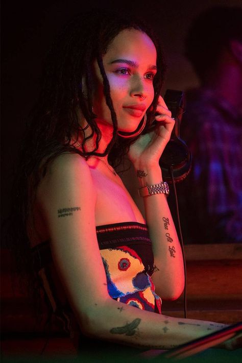 High Fidelity Zoe Kravitz, Zoe Kravitz Style, Zoe Isabella Kravitz, Silk Scarf Tying, Zoë Kravitz, Beauty Crush, Effy Stonem, 90s Trends, Big Little Lies