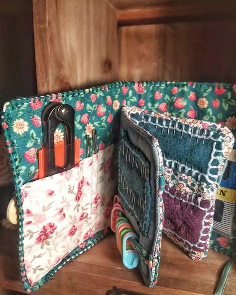 Handmade Needle Book, Sewing Needle Book, Housewife Sewing Kit, Sewing Kit Tutorial, Sewing Aesthetic, Diy Sewing Gifts, Needle Books, Wool Applique Patterns, Sewing Kits