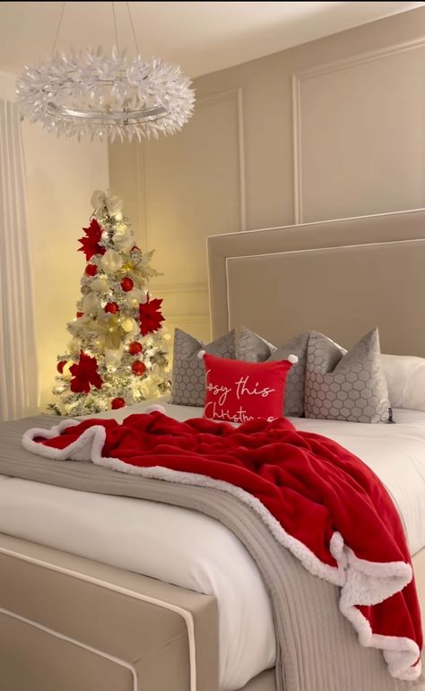 White Christmas Tree In Bedroom, Christmas Room Decor Small Bedrooms, Xmas Bedroom Ideas, Christmas Bedroom Inspiration, Christmas In Bedroom, Christmas Tree Ideas For Bedroom, Christmas Hotel Room, Christmas Decorated Bedrooms, Christmas Tree In Bedroom