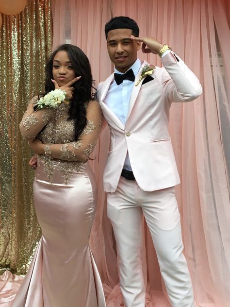 Pink Tuxedo Men Prom, White And Pink Prom Suit, Pink Prom Tuxedo, Rose Gold Prom Couple, Pink Prom Suits For Men, Pink Prom Outfits For Couples, Pink Prom Couple Outfit, Light Pink Prom Couple, Prom Couples Outfits Matching