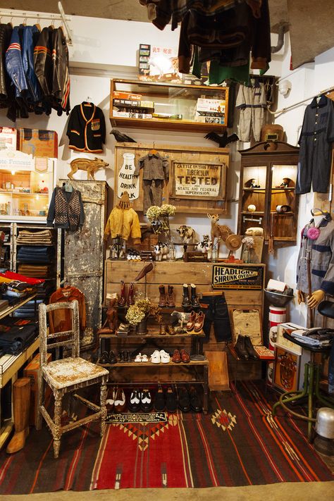 Vintage Store Design, Small Clothing Store Interior, Vintage Clothing Display, Designer Character, Vintage Store Ideas, Clothing Store Displays, Clothing Display, Rustic Vintage Decor, Clothing Store Interior