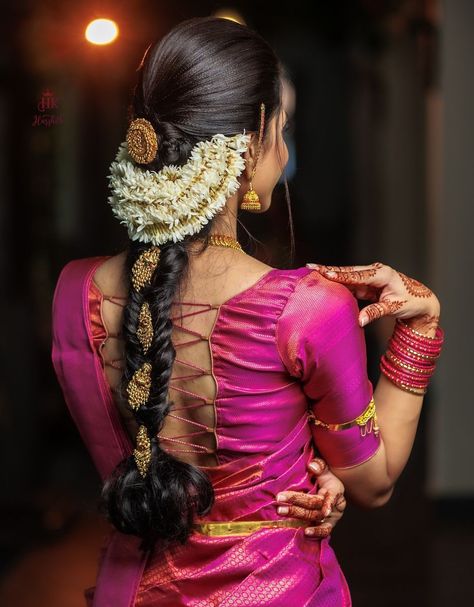 Jasmine Flower Hairstyle For Saree, Jasmine In Hair, Hairstyles With Flowers Indian, Wedding Times, Saree Pose, Sari Blouses, Hair Style On Saree, Lace Blouse Design, Bride Hairstyle