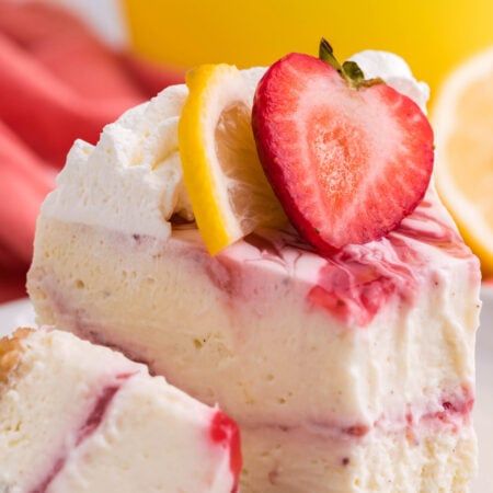 Strawberry Lemon Rumchata Cheesecake - My Incredible Recipes Rumchata Cheesecake, Strawberry Lemon Cheesecake, Cheesecake Instant Pot, Delicious Cheesecake Recipes, Strawberry Ideas, Instant Pot Desserts, Yummy Cheesecake, Facebook Recipes, Boozy Desserts