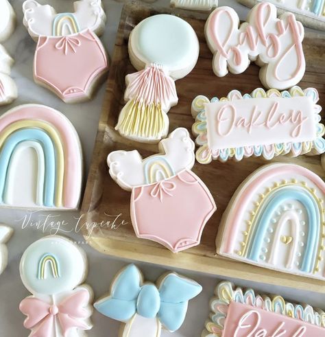 Pastel Color Baby Shower Ideas, Pastel Rainbow Baby Shower Theme, Cookies Arcoiris, Baby Shower Arcoiris Decoracion, Pastel Rainbow Cookies, Baby Shower Arcoiris, Baby Sprinkle Cookies, Pastel Rainbow Baby Shower Ideas, Pastel Baby Shower Ideas