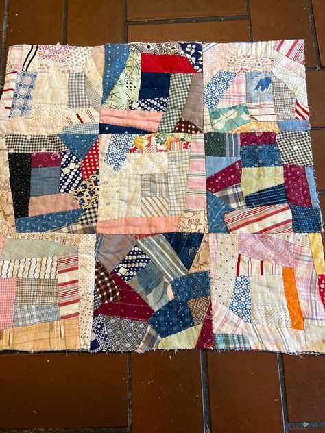 Tolles sehr altes crazy Scrap Quilt Stück.  wäre ein wunderbarer Läufer für Ihren Erntetisch.  Oder verwandle es in etwas Wunderbares Sie wurde aus einem Quilt, der schon bessere Tage gesehen hatte, gerettet.  Kein Quilten oder Unterstützen, aber alles wurde von Hand gefertigt Zustand: Gut aber nicht perfekt Größe ca 20cm x 25cm Wenn Sie in meinem Shop 35,00 $ oder mehr kaufen, ist der Versand kostenlos !! In den USA Vielen Dank fürs Vorbeischauen und einen schönen Tag! Fiber Art Quilts, Scrap Quilt, Harvest Table, Crazy Quilt, Better Days, Scrap Quilts, Crazy Quilts, Not Perfect, Quilt Piecing