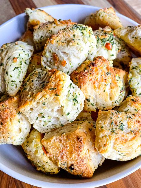 Garlic Butter Biscuit Bites - Cook Fast, Eat Well Garlic Bread Bites, Biscuit Cinnamon Rolls, Biscuit Bites, Bread Bites, Canned Biscuit, Butter Biscuit, Homemade Garlic Bread, Cut Recipe, Football Draft