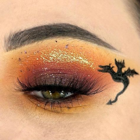 Dragon Eye Makeup, Eyeliner Inspo, Dragon Makeup, Fire Makeup, Plouise Makeup Academy, Halloween Eye Makeup, Linda Hallberg, Graphic Eyeliner, Sweatpants Outfit