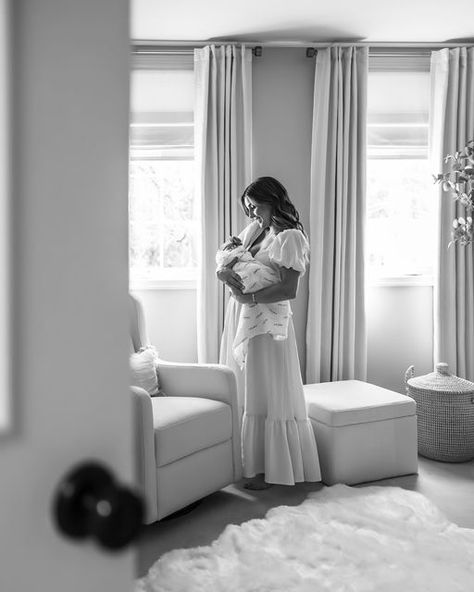 Taylor Emery on Instagram: "I often boast about the coziness of an in-home newborn session and truly cannot overstate the significance of being in your own space.   If you needed any further convincing about why in-home lifestyle newborn photography is the way to go, I have a full article on my blog right now for you to learn more 🫶🏻 Link in my stories!  #burkatphotography #newjersey #newjerseyphotographer #maternityphotographer #njfamilyphotographer #njmaternityphotographer #newjerseyfamilyphotography #newjerseymoms #family #njphotographer #somersetcountynj #somersetcounty #morriscountynj #morriscounty #whitepinepresets #supportsmallbusinesses #mendhamnj #mendham #chesternj #chester #morristownnj #morristown #bernardsvillenj #bernardsville #centralnj #njmom #njnewbornphotographer #soulf Lifestyle Newborn Photography Family Of 4, In Home Newborn Session Outfit, Newborn In Home Session, In Home Newborn Session Lifestyle, Home Newborn Pictures, Boy Newborn Photography, Indoor Family Photos, In Home Newborn Session, Fam Photos