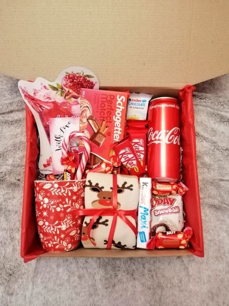 Red Gift Box Ideas, Snack Box Gift, Homade Christmas Gifts, Diy Gift For Him, Small Xmas Gifts, Diy Christmas Gifts For Friends, Girly Christmas Gifts, Inexpensive Christmas Gifts, Inexpensive Christmas