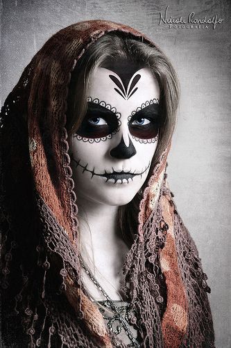 Black And White Sugar Skull Makeup, Sugar Skull Face, Catrina Tattoo, Dead Makeup, Sugar Skull Girl, Sugar Skull Makeup, Day Of The Dead Art, Day Of The Dead Skull, Candy Skulls