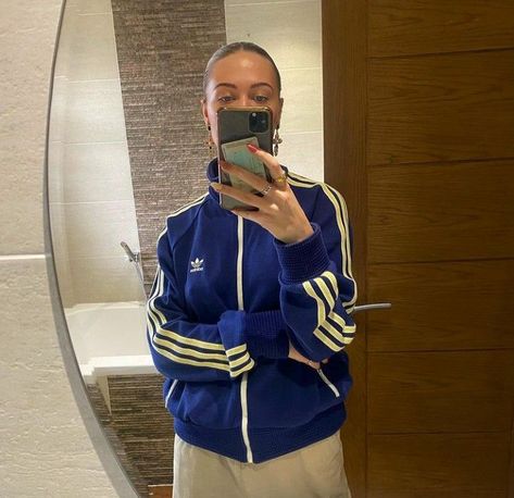 Adidas Jacket Aesthetic, Styling Jumpers, Adidas Track Jacket Outfit, Adidas Jacket Outfit, Adidas Jumper, Jumper Outfit, Paris Mode, Scandinavian Fashion, Adidas Track Jacket